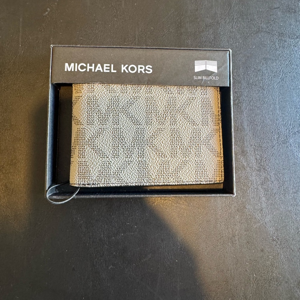 Michael Kors Pearl Gray Jet Set Men’s Slim Bifold Wallet. New In Box